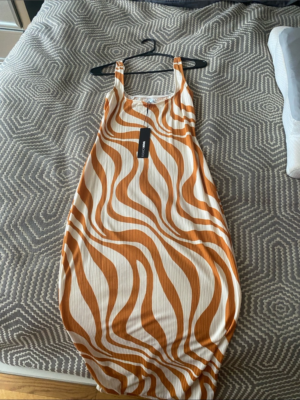 Fashion Nova Orange and White Wave Midi Dress - Picture 2 of 3